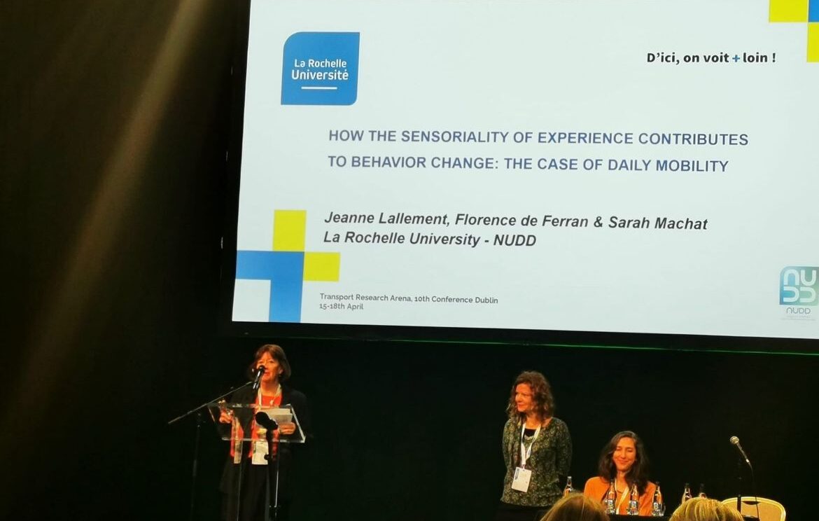 Photo de trois membres du laboratoire pendant la conférence