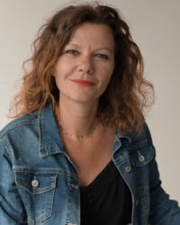 Femme cheveux frisés - Agrandir l'image, fenêtre modale