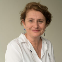 Représente une femme aux cheveux courts avec un chemisier blanc qui sourit - Agrandir l'image, fenêtre modale