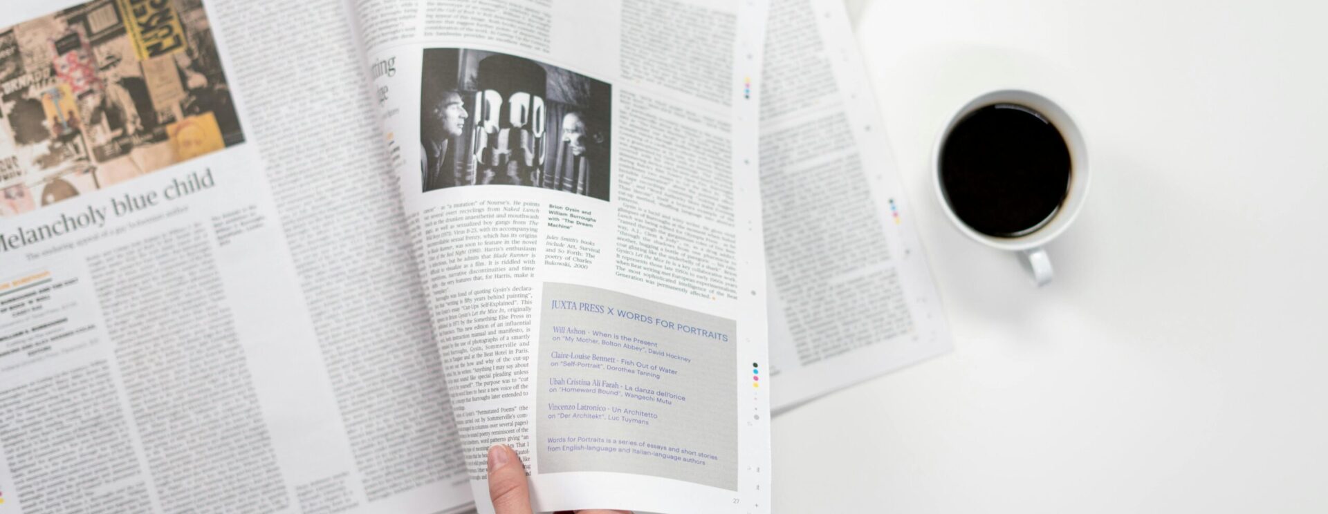 Photo d'un journal papier et d'une tasse de café